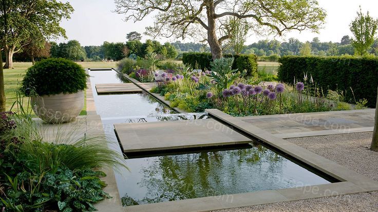 Garden with rill cotswold taverna酒馆花园小溪.jpg