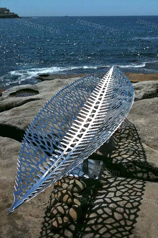 海洋岸上的不锈钢叶子船只雕塑景观.jpg