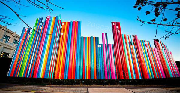 交响乐公园的彩色栅栏装置作品.jpg